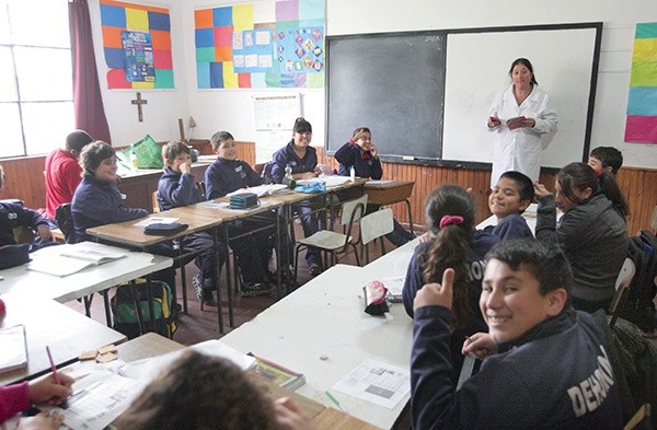 Kuria Archidiecezjalna w Montevideo rozwiesza w mieście plakaty reklamujące wielkopiątkowe nabożeństwo. Muszą się na nich znaleźć informacje o męce Chrystusa, żeby ludzie wiedzieli, dlaczego uroczystości są organizowane. Na dole jest dopisek: „Przyjdź, bez względu na to, jaką religię wyznajesz”