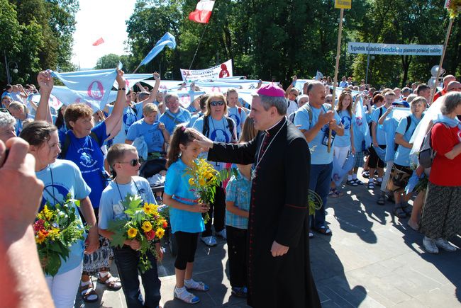 Pielgrzymi u stóp Matki