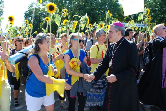 Pielgrzymi u stóp Matki