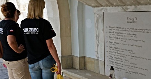 Najmłodszy z obrońców polskiego Lwowa miał ledwie 9 lat. Wielu ginących od ukraińskich pocisków, nie skończyło jeszcze 18 lat – zapisano na tablicach lwowskiego cmentarza