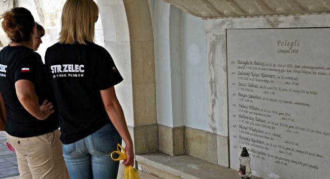 Najmłodszy z obrońców polskiego Lwowa miał ledwie 9 lat. Wielu ginących od ukraińskich pocisków, nie skończyło jeszcze 18 lat – zapisano na tablicach lwowskiego cmentarza