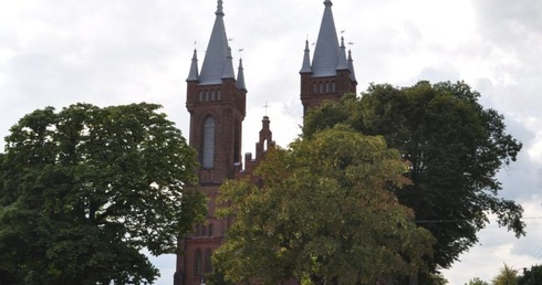 Stuletni kościół pw. Zwiastowania Pańskiego w Ligowie, w którym Czesław Kaczmarek w 1906 roku przyjął I Komunię św. i bierzmowanie, a w 1922 roku odprawił Mszę prymicyjną
