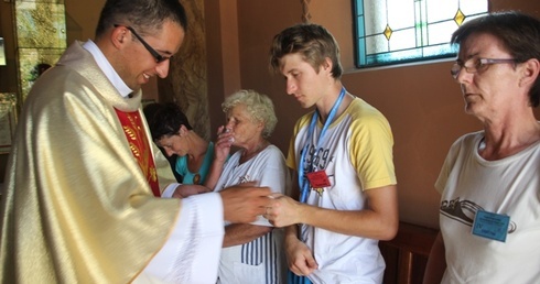Każdy z pielgrzymów otrzymał poświęcony medalik