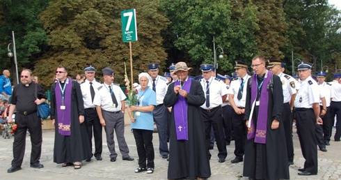 Krzyż z gabinetu inspektora policjanci zabrali na tegoroczną pielgrzymkę na Jasną Górę