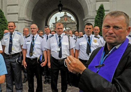 Ten krzyż, zdjęty ze ściany w radomskiej komendzie, zabrali na pątniczy szlak policjanci