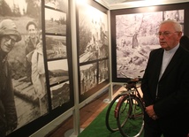 Wśród zwiedzających wystawę w Żywcu był bp Tadeusz Pieronek
