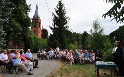 Na parafialne spotkanie w ogrodzie przy plebanii w Popowie zaprosił ks. Remigiusz Stacherski