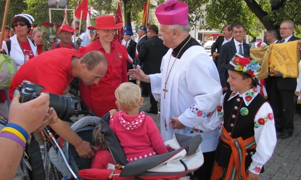 Pielgrzymów witał bp Józef Zawitkowski