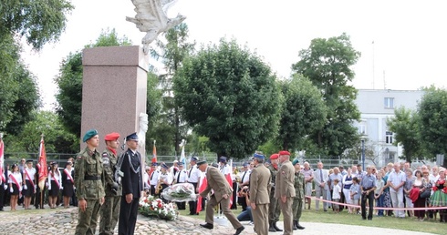 Przedstawiciele wojska składają kwiaty pod Pomnikiem Niepodległości