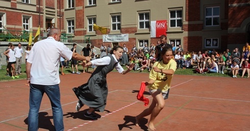 Jedna z gier salezjańskiej młodzieży to bój o czerwoną chustę
