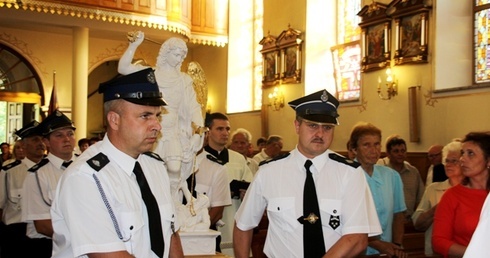 Do kościoła w Pewli Małej figurę wniesli strażacy
