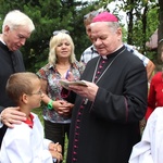 Bp Tadeusz Rakoczy z turystami na Groniu Jana Pawła II