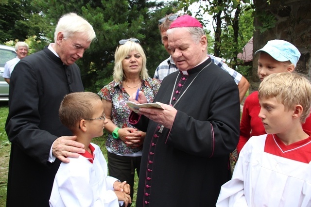 Bp Tadeusz Rakoczy z turystami na Groniu Jana Pawła II