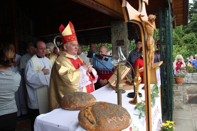 Bp Tadeusz Rakoczy z turystami na Groniu Jana Pawła II