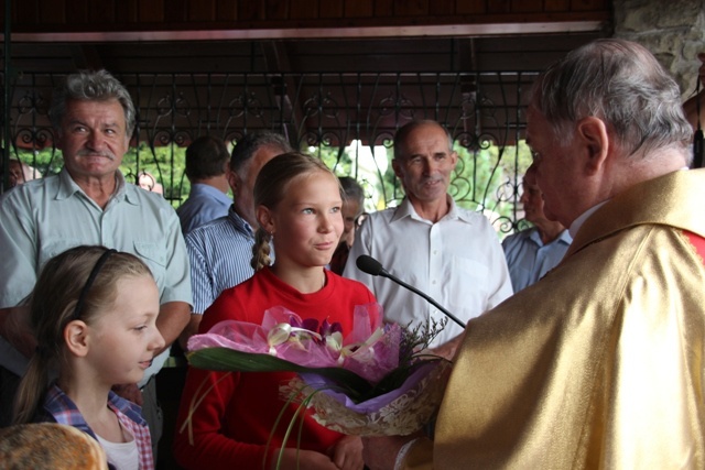 Bp Tadeusz Rakoczy z turystami na Groniu Jana Pawła II