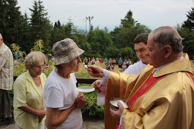 Bp Tadeusz Rakoczy z turystami na Groniu Jana Pawła II