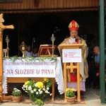 Bp Tadeusz Rakoczy z turystami na Groniu Jana Pawła II