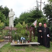 Bp Tadeusz Rakoczy z turystami na Groniu Jana Pawła II