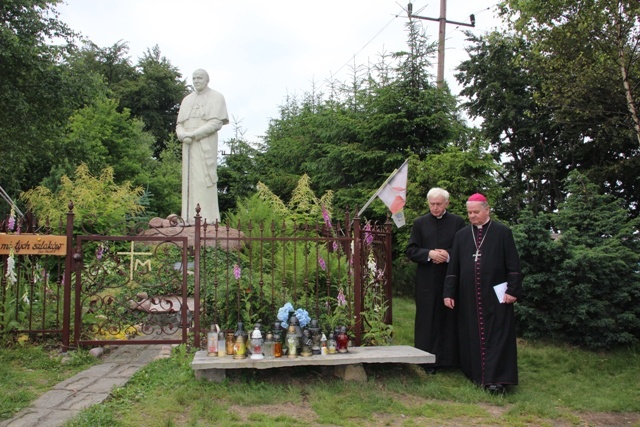 Bp Tadeusz Rakoczy z turystami na Groniu Jana Pawła II