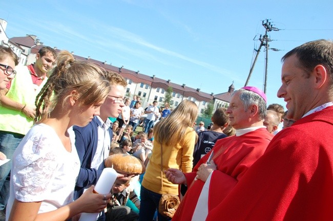 W procesji z darami do ołtarza będą niesione chleby i świece