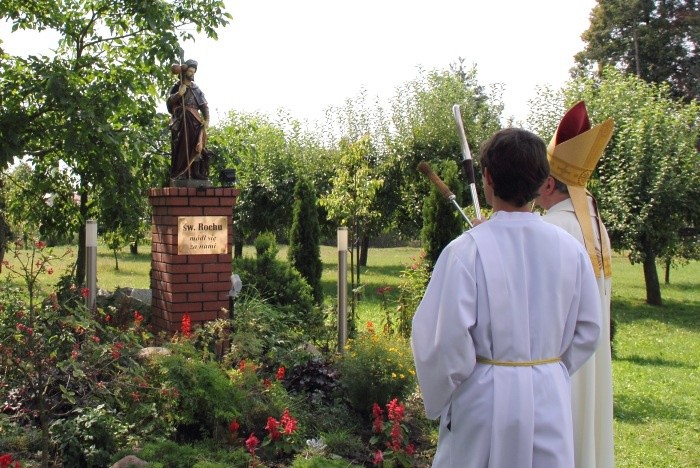 Figurę św. Rocha poświęcił bp Bogdan Wojtuś