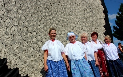 Koniakowskie koronczarki i ich dzieło. Druga z lewej: Maria Haratyk, autorka wzoru gigantycznej koronki