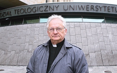 Ks. prof. Wincenty Myszor przed Wydziałem Teologicznym UŚ