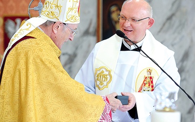 Kardynał wręcza pierścień kustoszowi sanktuarium o. M. Grakowiczowi