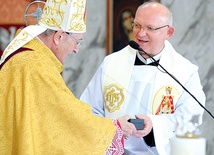 Kardynał wręcza pierścień kustoszowi sanktuarium o. M. Grakowiczowi