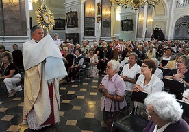 Po Eucharystii odbyła się adoracja eucharystyczna, a na zakończenie bp Henryk Tomasik udzielał wszystkim błogosławieństwa Najświętszym Sakramentem 