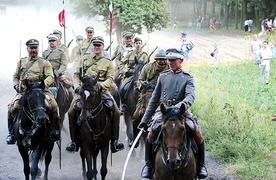 Polscy ułani dumni po zwycięstwie pod Komarowem. Była to ostatnia tak duża bitwa jazdy  w dziejach Europy