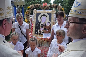 Piękny wieniec dożynkowy z podobizną Matki Bożej Częstochowskiej wykonaną z ziaren zbóż w darach złożyli mieszkańcy Bledzewa 