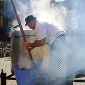 Jedną z atrakcji była zupa kanonicka, przysmak proboszcza, nalewana z wielkiego kotła