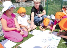 Na półkoloniach każda grupa ma swój herb. Najmłodsze dzieci to Niezapominajki. Wspólnymi siłami rysowały znak grupy