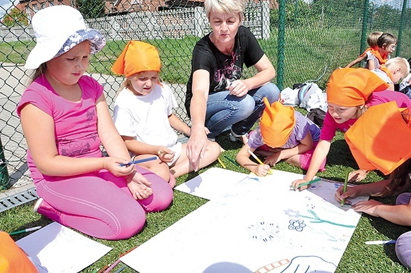 Na półkoloniach każda grupa ma swój herb. Najmłodsze dzieci to Niezapominajki. Wspólnymi siłami rysowały znak grupy