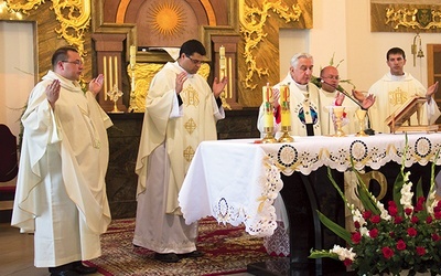 Z parafii św. Jacka wyszły dwie siostry zakonne oraz czterech kapłanów, którzy razem z abp. Wojciechem Ziembą koncelebrowali rocznicową Mszę św. 