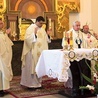 Z parafii św. Jacka wyszły dwie siostry zakonne oraz czterech kapłanów, którzy razem z abp. Wojciechem Ziembą koncelebrowali rocznicową Mszę św. 