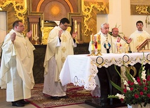 Z parafii św. Jacka wyszły dwie siostry zakonne oraz czterech kapłanów, którzy razem z abp. Wojciechem Ziembą koncelebrowali rocznicową Mszę św. 