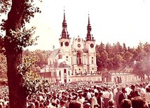Mimo trudności i przeszkód czynionych przez ówczesne władze na uroczystości przybyło ok. 100 tys. wiernych