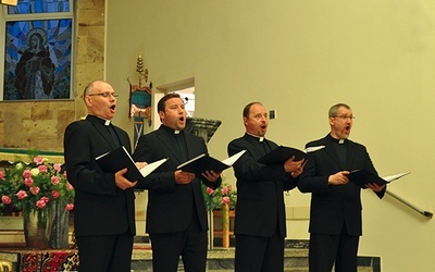 Zespół „Servi Domini Cantores” wykonał zarówno  utwory liturgiczne,  jak i znane arie operetkowe