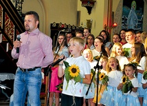 Obecni i byli członkowie Promyków Maryi zaśpiewali razem 11 sierpnia w kościele pw. Wniebowzięcia NMP w Zębowicach 