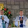Biskup Jan Wieczorek przewodniczył odpustowej Mszy św.  Obok, od lewej, ks. Andrzej Bartysiewicz, kustosz sanktuarium, i diakon Michał Wieczorek 