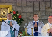 Biskup Jan Wieczorek przewodniczył odpustowej Mszy św.  Obok, od lewej, ks. Andrzej Bartysiewicz, kustosz sanktuarium, i diakon Michał Wieczorek 