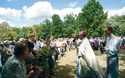 Zioła i kwiaty poświęcił biskup K. Nitkiewicz