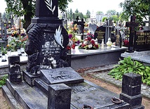  Grób rodziców bp. Czesława na cmentarzu w Ligowie