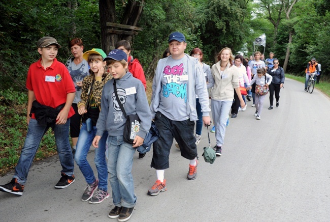 Idą na uroczystość MB Częstochowskiej