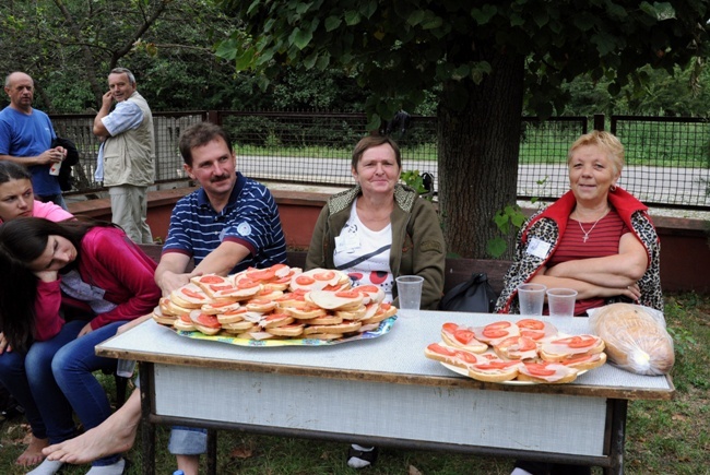 Idą na uroczystość MB Częstochowskiej