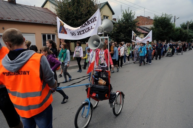 Idą na uroczystość MB Częstochowskiej