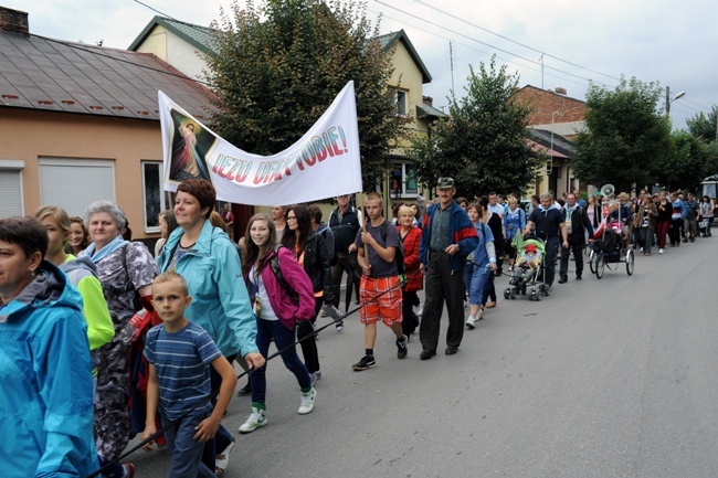 Idą na uroczystość MB Częstochowskiej