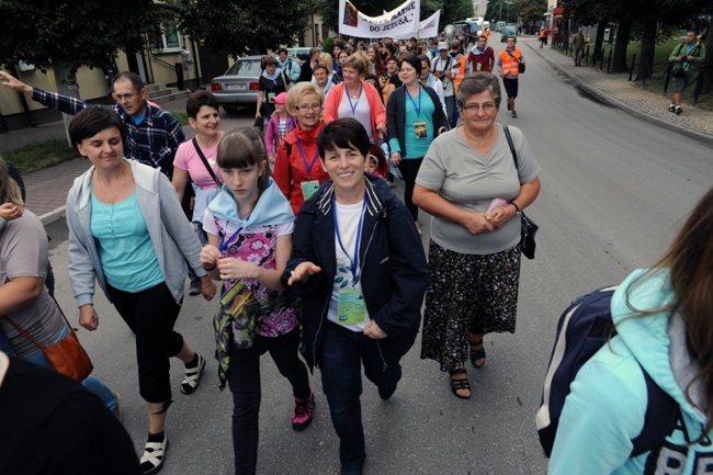 Idą na uroczystość MB Częstochowskiej